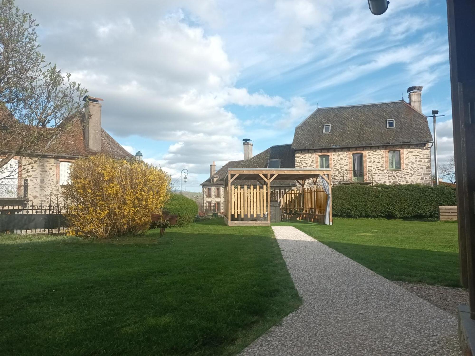 Le Miraillet, Gite Saint-Illide Екстериор снимка